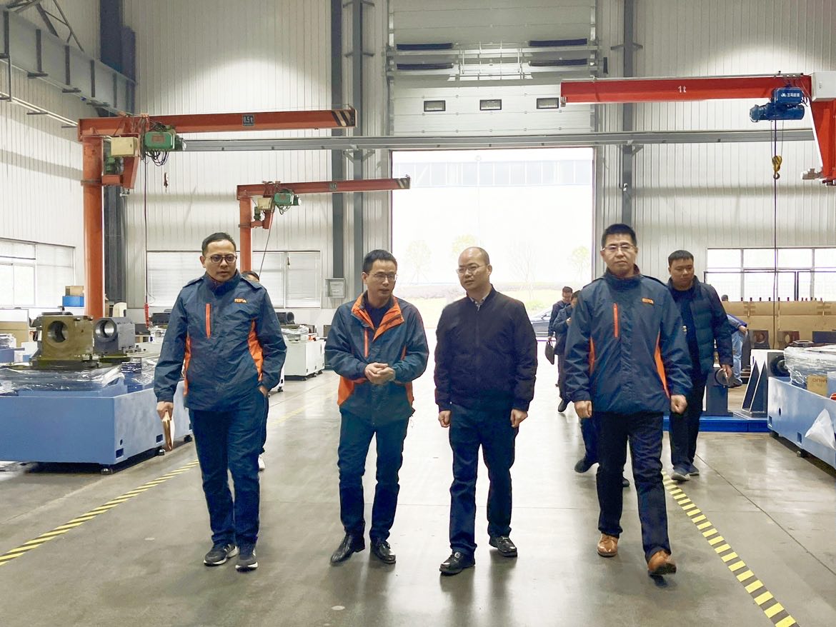图为新昌县委、宣传部长钱王炜（右二）走访永兴集团yx06精机车间.JPG